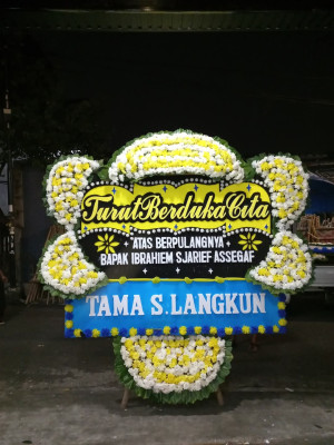Papan Bunga Duka di Batu Layar
